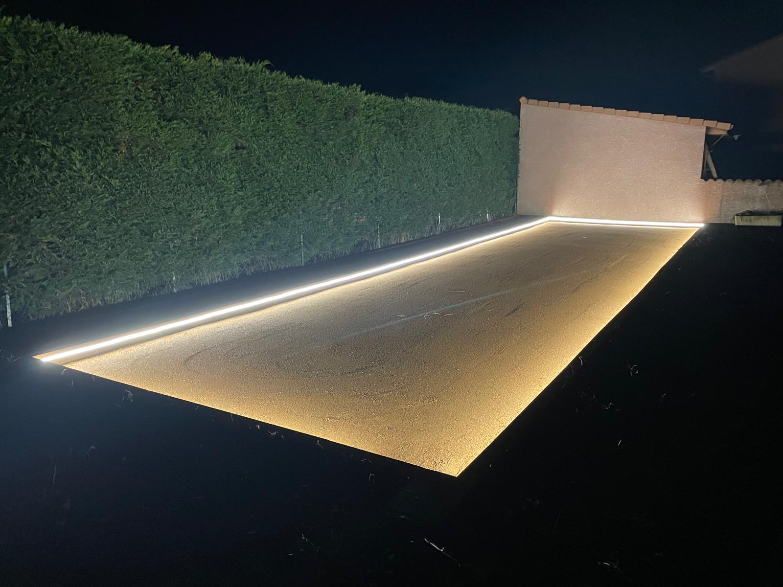 Terrain de pétanque avec bandeau Led integré