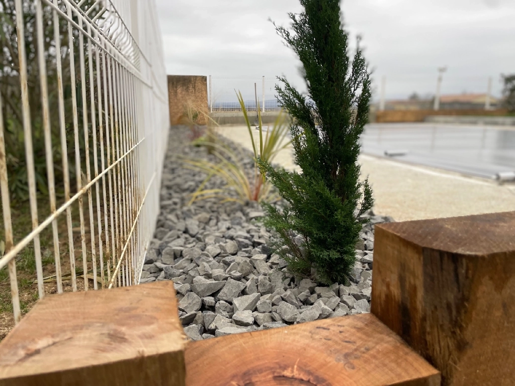 Massif avec poutres en chêne, plantation et paillage minéral basalte