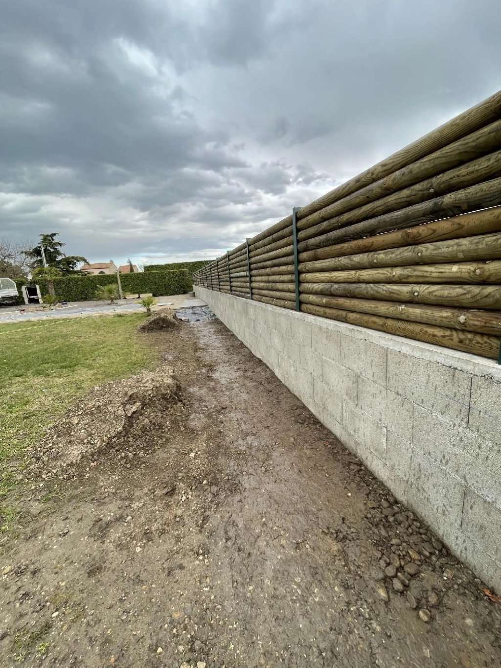Mur de clôture en parpaings, IPE et rondins en Pin