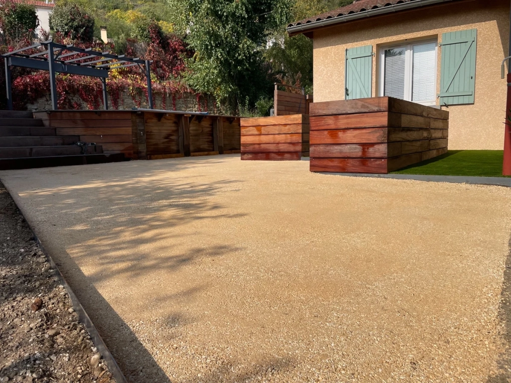 Cour en 0/6 Poliénas Ocre, jardinières en Cumaru et Gazon synthétique 