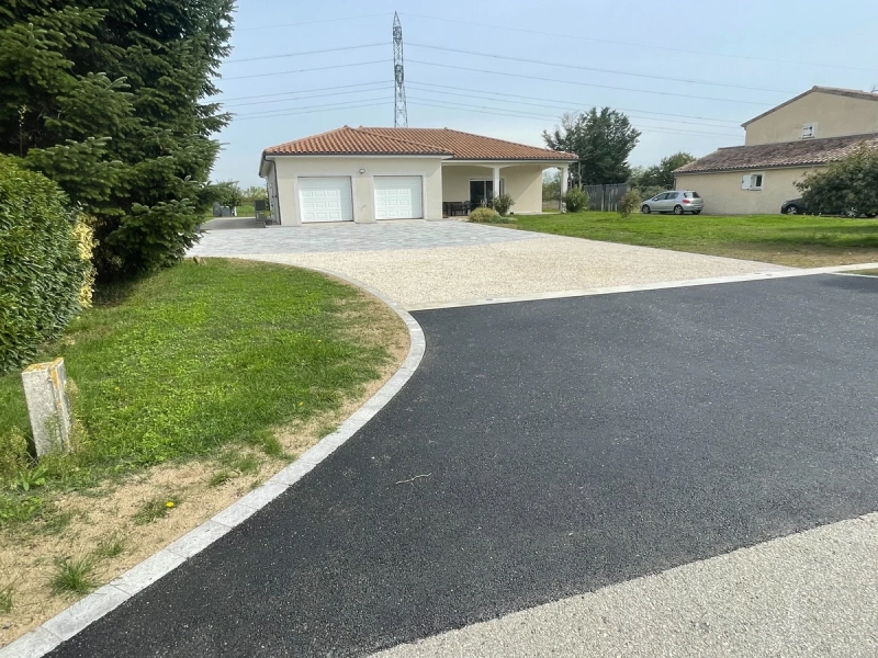 Réalisation d’une cour pavée à Épinouze – Pavés Maubec et gravier